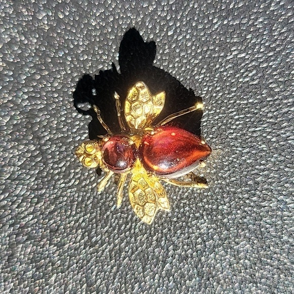 14k Gold Garnet Honey Bee Vintage Antique Very Detailed Brooch Pin